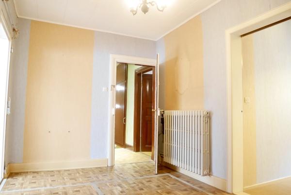 MAISON DE VILLE AVEC GARAGE, NOMBREUSES POSSIBILITES