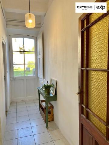 Maison de caractère avec 5 chambres, jardin et garage.