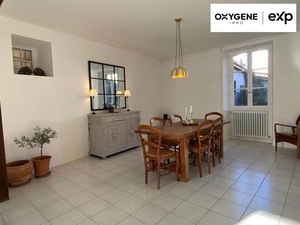 Maison de caractère avec 5 chambres, jardin et garage.