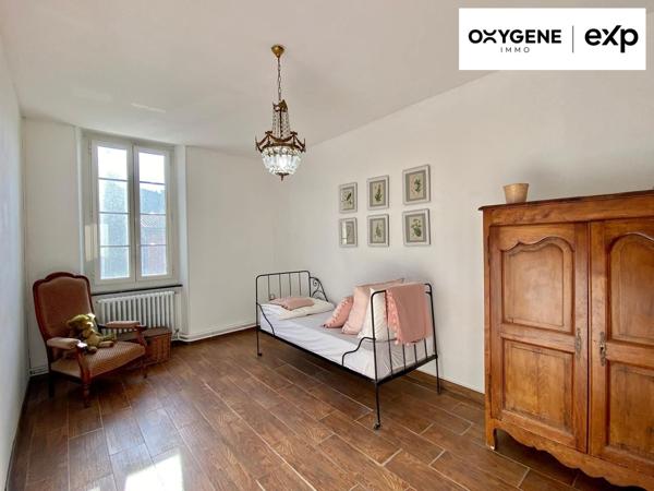Maison de caractère avec 5 chambres, jardin et garage.
