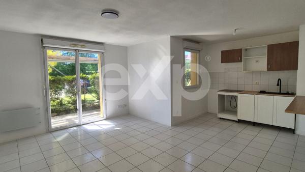 T3 rénové 2026 – Balcon 13 m² – 2 parkings – Résidence avec piscine – Libre
