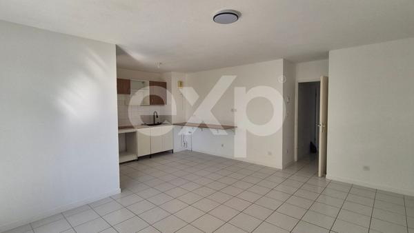T3 rénové 2026 – Balcon 13 m² – 2 parkings – Résidence avec piscine – Libre