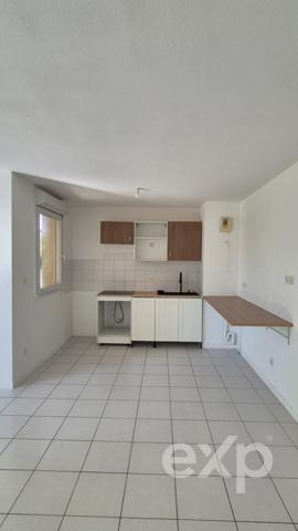 T3 rénové 2026 – Balcon 13 m² – 2 parkings – Résidence avec piscine – Libre