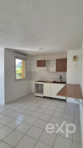 T3 rénové 2026 – Balcon 13 m² – 2 parkings – Résidence avec piscine – Libre