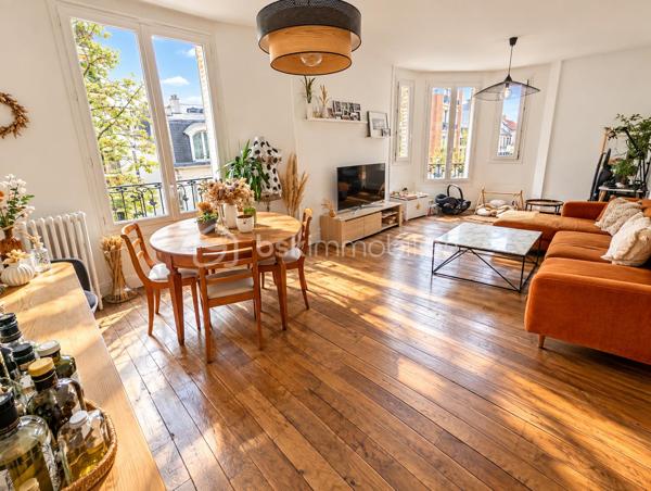 OPPORTUNITE!
Appartement type F2 avec double séjour, à Vincennes Centre (proche de toutes les commodités, à 400m de la rue de Fontenay et de l'avenue du Château).
Une localisation idéale avec un accès rapide à la gare RER A Vincennes et du métro ligne 1 (10" à pieds = 800M).

Cet appartement situé au deuxième étage sans ascenseur d'une petite copropriété bien gérée est composé comme suit: une entrée avec placard ouvre sur un accueillant double séjour de 22m2, avec une double exposition garantissant une belle luminosité en toute circonstance, une chambre de 11m2, une cuisine séparée et une salle d'eau avec WC.

Charges : 260 euros / mois incluant chauffage (collectif) et eau froide
Taxe foncière: 1034 euros
DPE : E >> avec une isolation par l'intérieur partielle sur un petit pan de mur DPE D atteignable (avec un isolant épaisseur 13 mm sur les murs donnant sur les extérieurs, perte minime de surface +/- 0.4m2)

Points forts: 
Secteur central à Vincennes proches des rue animées tout en étant dans une rue calme en sens unique et sans ligne de bus 
Accès rapide à la gare de Vincennes, au métro et aux commerces (supermarché à 1", tous les commerces de la rue de Fontenay et de l'avenue du Château à 4", Gare et Métro à 10" maximum)
Plan sans perte d'espace (distribution en étoile)
Luminosité
Agencement rendant la transformation en F3 avec deux chambres aisée