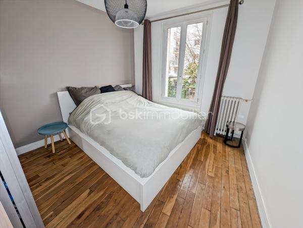 OPPORTUNITE!
Appartement type F2 avec double séjour, à Vincennes Centre (proche de toutes les commodités, à 400m de la rue de Fontenay et de l'avenue du Château).
Une localisation idéale avec un accès rapide à la gare RER A Vincennes et du métro ligne 1 (10" à pieds = 800M).

Cet appartement situé au deuxième étage sans ascenseur d'une petite copropriété bien gérée est composé comme suit: une entrée avec placard ouvre sur un accueillant double séjour de 22m2, avec une double exposition garantissant une belle luminosité en toute circonstance, une chambre de 11m2, une cuisine séparée et une salle d'eau avec WC.

Charges : 260 euros / mois incluant chauffage (collectif) et eau froide
Taxe foncière: 1034 euros
DPE : E >> avec une isolation par l'intérieur partielle sur un petit pan de mur DPE D atteignable (avec un isolant épaisseur 13 mm sur les murs donnant sur les extérieurs, perte minime de surface +/- 0.4m2)

Points forts: 
Secteur central à Vincennes proches des rue animées tout en étant dans une rue calme en sens unique et sans ligne de bus 
Accès rapide à la gare de Vincennes, au métro et aux commerces (supermarché à 1", tous les commerces de la rue de Fontenay et de l'avenue du Château à 4", Gare et Métro à 10" maximum)
Plan sans perte d'espace (distribution en étoile)
Luminosité
Agencement rendant la transformation en F3 avec deux chambres aisée