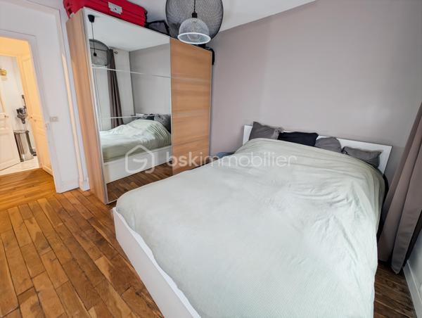 OPPORTUNITE!
Appartement type F2 avec double séjour, à Vincennes Centre (proche de toutes les commodités, à 400m de la rue de Fontenay et de l'avenue du Château).
Une localisation idéale avec un accès rapide à la gare RER A Vincennes et du métro ligne 1 (10" à pieds = 800M).

Cet appartement situé au deuxième étage sans ascenseur d'une petite copropriété bien gérée est composé comme suit: une entrée avec placard ouvre sur un accueillant double séjour de 22m2, avec une double exposition garantissant une belle luminosité en toute circonstance, une chambre de 11m2, une cuisine séparée et une salle d'eau avec WC.

Charges : 260 euros / mois incluant chauffage (collectif) et eau froide
Taxe foncière: 1034 euros
DPE : E >> avec une isolation par l'intérieur partielle sur un petit pan de mur DPE D atteignable (avec un isolant épaisseur 13 mm sur les murs donnant sur les extérieurs, perte minime de surface +/- 0.4m2)

Points forts: 
Secteur central à Vincennes proches des rue animées tout en étant dans une rue calme en sens unique et sans ligne de bus 
Accès rapide à la gare de Vincennes, au métro et aux commerces (supermarché à 1", tous les commerces de la rue de Fontenay et de l'avenue du Château à 4", Gare et Métro à 10" maximum)
Plan sans perte d'espace (distribution en étoile)
Luminosité
Agencement rendant la transformation en F3 avec deux chambres aisée