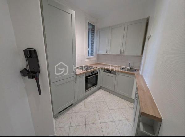 OPPORTUNITE!
Appartement type F2 avec double séjour, à Vincennes Centre (proche de toutes les commodités, à 400m de la rue de Fontenay et de l'avenue du Château).
Une localisation idéale avec un accès rapide à la gare RER A Vincennes et du métro ligne 1 (10" à pieds = 800M).

Cet appartement situé au deuxième étage sans ascenseur d'une petite copropriété bien gérée est composé comme suit: une entrée avec placard ouvre sur un accueillant double séjour de 22m2, avec une double exposition garantissant une belle luminosité en toute circonstance, une chambre de 11m2, une cuisine séparée et une salle d'eau avec WC.

Charges : 260 euros / mois incluant chauffage (collectif) et eau froide
Taxe foncière: 1034 euros
DPE : E >> avec une isolation par l'intérieur partielle sur un petit pan de mur DPE D atteignable (avec un isolant épaisseur 13 mm sur les murs donnant sur les extérieurs, perte minime de surface +/- 0.4m2)

Points forts: 
Secteur central à Vincennes proches des rue animées tout en étant dans une rue calme en sens unique et sans ligne de bus 
Accès rapide à la gare de Vincennes, au métro et aux commerces (supermarché à 1", tous les commerces de la rue de Fontenay et de l'avenue du Château à 4", Gare et Métro à 10" maximum)
Plan sans perte d'espace (distribution en étoile)
Luminosité
Agencement rendant la transformation en F3 avec deux chambres aisée