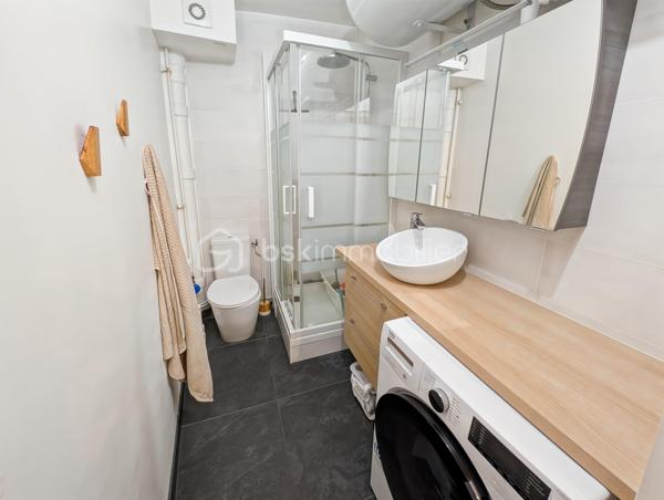 OPPORTUNITE!
Appartement type F2 avec double séjour, à Vincennes Centre (proche de toutes les commodités, à 400m de la rue de Fontenay et de l'avenue du Château).
Une localisation idéale avec un accès rapide à la gare RER A Vincennes et du métro ligne 1 (10" à pieds = 800M).

Cet appartement situé au deuxième étage sans ascenseur d'une petite copropriété bien gérée est composé comme suit: une entrée avec placard ouvre sur un accueillant double séjour de 22m2, avec une double exposition garantissant une belle luminosité en toute circonstance, une chambre de 11m2, une cuisine séparée et une salle d'eau avec WC.

Charges : 260 euros / mois incluant chauffage (collectif) et eau froide
Taxe foncière: 1034 euros
DPE : E >> avec une isolation par l'intérieur partielle sur un petit pan de mur DPE D atteignable (avec un isolant épaisseur 13 mm sur les murs donnant sur les extérieurs, perte minime de surface +/- 0.4m2)

Points forts: 
Secteur central à Vincennes proches des rue animées tout en étant dans une rue calme en sens unique et sans ligne de bus 
Accès rapide à la gare de Vincennes, au métro et aux commerces (supermarché à 1", tous les commerces de la rue de Fontenay et de l'avenue du Château à 4", Gare et Métro à 10" maximum)
Plan sans perte d'espace (distribution en étoile)
Luminosité
Agencement rendant la transformation en F3 avec deux chambres aisée