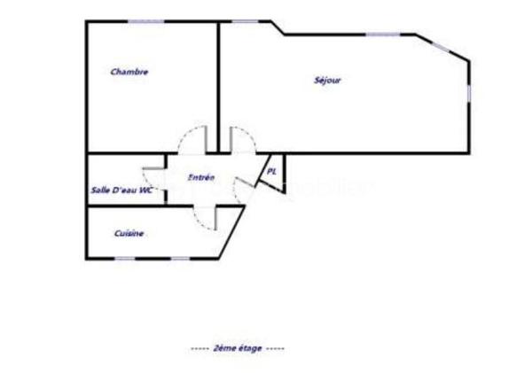 OPPORTUNITE!
Appartement type F2 avec double séjour, à Vincennes Centre (proche de toutes les commodités, à 400m de la rue de Fontenay et de l'avenue du Château).
Une localisation idéale avec un accès rapide à la gare RER A Vincennes et du métro ligne 1 (10" à pieds = 800M).

Cet appartement situé au deuxième étage sans ascenseur d'une petite copropriété bien gérée est composé comme suit: une entrée avec placard ouvre sur un accueillant double séjour de 22m2, avec une double exposition garantissant une belle luminosité en toute circonstance, une chambre de 11m2, une cuisine séparée et une salle d'eau avec WC.

Charges : 260 euros / mois incluant chauffage (collectif) et eau froide
Taxe foncière: 1034 euros
DPE : E >> avec une isolation par l'intérieur partielle sur un petit pan de mur DPE D atteignable (avec un isolant épaisseur 13 mm sur les murs donnant sur les extérieurs, perte minime de surface +/- 0.4m2)

Points forts: 
Secteur central à Vincennes proches des rue animées tout en étant dans une rue calme en sens unique et sans ligne de bus 
Accès rapide à la gare de Vincennes, au métro et aux commerces (supermarché à 1", tous les commerces de la rue de Fontenay et de l'avenue du Château à 4", Gare et Métro à 10" maximum)
Plan sans perte d'espace (distribution en étoile)
Luminosité
Agencement rendant la transformation en F3 avec deux chambres aisée