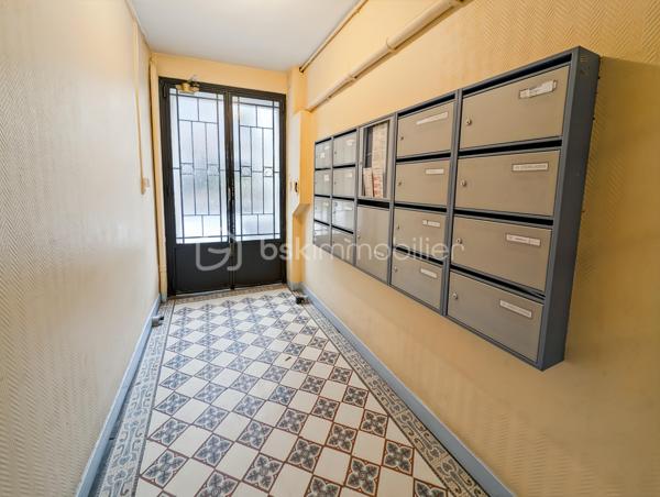 OPPORTUNITE!
Appartement type F2 avec double séjour, à Vincennes Centre (proche de toutes les commodités, à 400m de la rue de Fontenay et de l'avenue du Château).
Une localisation idéale avec un accès rapide à la gare RER A Vincennes et du métro ligne 1 (10" à pieds = 800M).

Cet appartement situé au deuxième étage sans ascenseur d'une petite copropriété bien gérée est composé comme suit: une entrée avec placard ouvre sur un accueillant double séjour de 22m2, avec une double exposition garantissant une belle luminosité en toute circonstance, une chambre de 11m2, une cuisine séparée et une salle d'eau avec WC.

Charges : 260 euros / mois incluant chauffage (collectif) et eau froide
Taxe foncière: 1034 euros
DPE : E >> avec une isolation par l'intérieur partielle sur un petit pan de mur DPE D atteignable (avec un isolant épaisseur 13 mm sur les murs donnant sur les extérieurs, perte minime de surface +/- 0.4m2)

Points forts: 
Secteur central à Vincennes proches des rue animées tout en étant dans une rue calme en sens unique et sans ligne de bus 
Accès rapide à la gare de Vincennes, au métro et aux commerces (supermarché à 1", tous les commerces de la rue de Fontenay et de l'avenue du Château à 4", Gare et Métro à 10" maximum)
Plan sans perte d'espace (distribution en étoile)
Luminosité
Agencement rendant la transformation en F3 avec deux chambres aisée