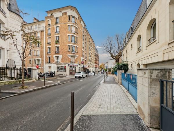 OPPORTUNITE!
Appartement type F2 avec double séjour, à Vincennes Centre (proche de toutes les commodités, à 400m de la rue de Fontenay et de l'avenue du Château).
Une localisation idéale avec un accès rapide à la gare RER A Vincennes et du métro ligne 1 (10" à pieds = 800M).

Cet appartement situé au deuxième étage sans ascenseur d'une petite copropriété bien gérée est composé comme suit: une entrée avec placard ouvre sur un accueillant double séjour de 22m2, avec une double exposition garantissant une belle luminosité en toute circonstance, une chambre de 11m2, une cuisine séparée et une salle d'eau avec WC.

Charges : 260 euros / mois incluant chauffage (collectif) et eau froide
Taxe foncière: 1034 euros
DPE : E >> avec une isolation par l'intérieur partielle sur un petit pan de mur DPE D atteignable (avec un isolant épaisseur 13 mm sur les murs donnant sur les extérieurs, perte minime de surface +/- 0.4m2)

Points forts: 
Secteur central à Vincennes proches des rue animées tout en étant dans une rue calme en sens unique et sans ligne de bus 
Accès rapide à la gare de Vincennes, au métro et aux commerces (supermarché à 1", tous les commerces de la rue de Fontenay et de l'avenue du Château à 4", Gare et Métro à 10" maximum)
Plan sans perte d'espace (distribution en étoile)
Luminosité
Agencement rendant la transformation en F3 avec deux chambres aisée
