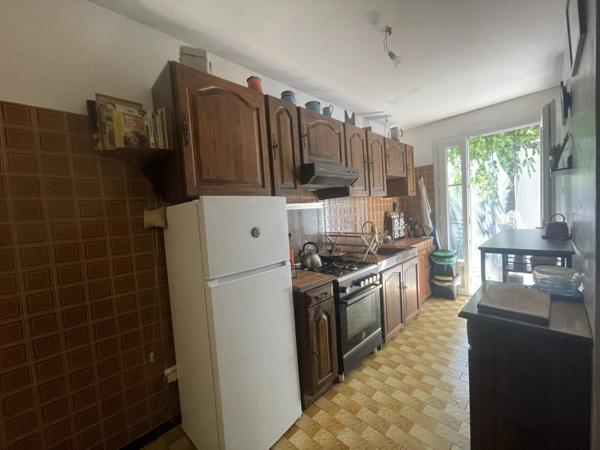 À 25kms d'ARLES, maison en pierre avec terrasse et petit jardin