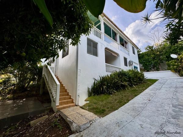 A VENDRE - PROPRIÉTÉ AVEC DEUX HABITATIONS INDÉPENDANTES AU CŒUR D’UN JARDIN TROPICAL À SAINTE-ANNE