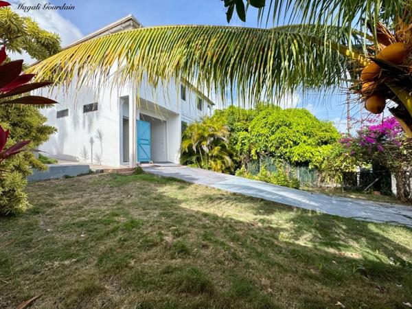 A VENDRE - PROPRIÉTÉ AVEC DEUX HABITATIONS INDÉPENDANTES AU CŒUR D’UN JARDIN TROPICAL À SAINTE-ANNE