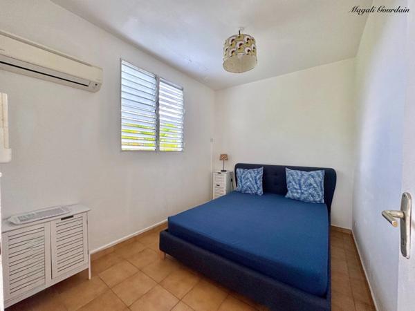 A VENDRE - PROPRIÉTÉ AVEC DEUX HABITATIONS INDÉPENDANTES AU CŒUR D’UN JARDIN TROPICAL À SAINTE-ANNE