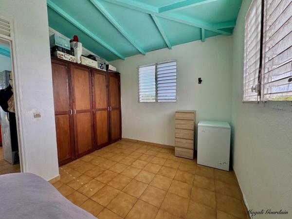 A VENDRE - PROPRIÉTÉ AVEC DEUX HABITATIONS INDÉPENDANTES AU CŒUR D’UN JARDIN TROPICAL À SAINTE-ANNE