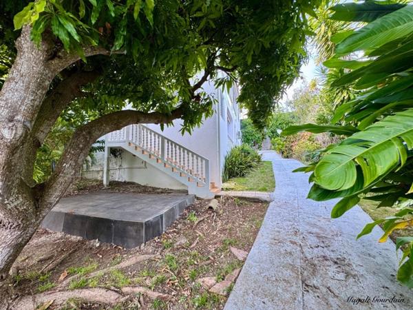 A VENDRE - PROPRIÉTÉ AVEC DEUX HABITATIONS INDÉPENDANTES AU CŒUR D’UN JARDIN TROPICAL À SAINTE-ANNE