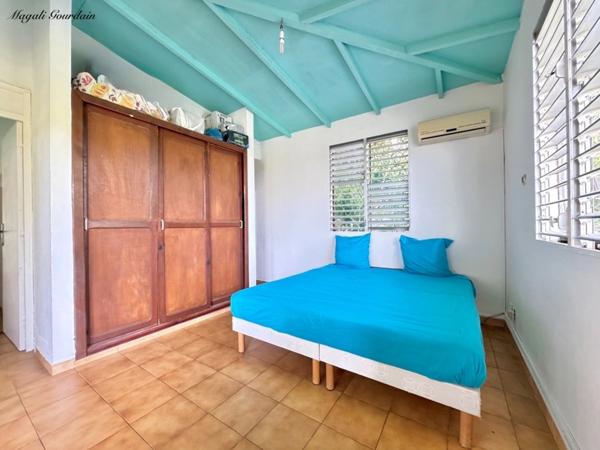 A VENDRE - PROPRIÉTÉ AVEC DEUX HABITATIONS INDÉPENDANTES AU CŒUR D’UN JARDIN TROPICAL À SAINTE-ANNE