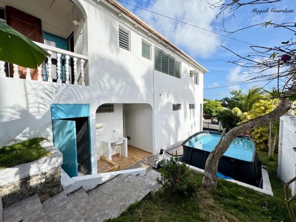 A VENDRE - PROPRIÉTÉ AVEC DEUX HABITATIONS INDÉPENDANTES AU CŒUR D’UN JARDIN TROPICAL À SAINTE-ANNE