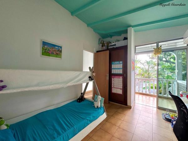 A VENDRE - PROPRIÉTÉ AVEC DEUX HABITATIONS INDÉPENDANTES AU CŒUR D’UN JARDIN TROPICAL À SAINTE-ANNE