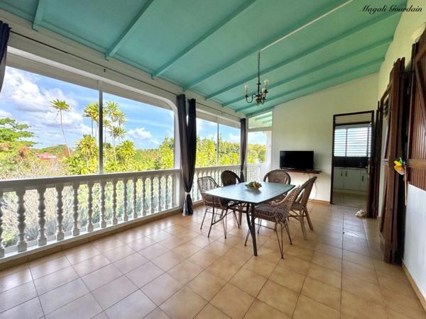 A VENDRE - PROPRIÉTÉ AVEC DEUX HABITATIONS INDÉPENDANTES AU CŒUR D’UN JARDIN TROPICAL À SAINTE-ANNE