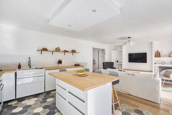 Appartement T3/4 rénové de 84.3 m2 avec cave et terrasse dans résidence sécurisée
