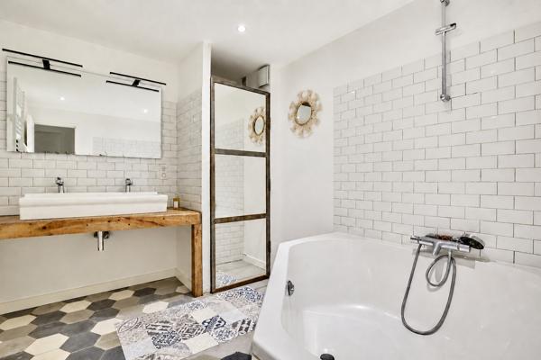 Appartement T3/4 rénové de 84.3 m2 avec cave et terrasse dans résidence sécurisée