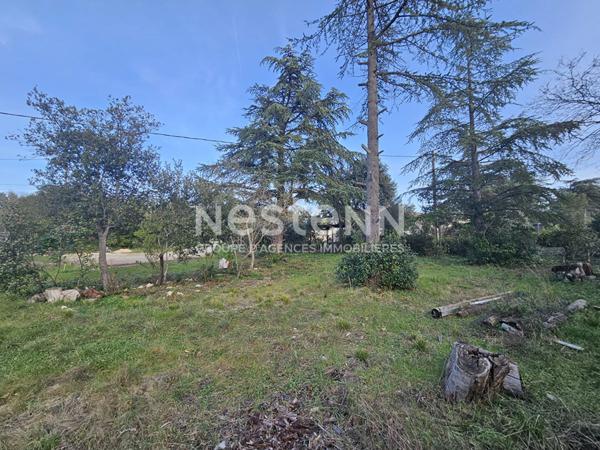 Terrain constructible de 700m2 proche centre ville de Saint Maximin la Sainte Baume