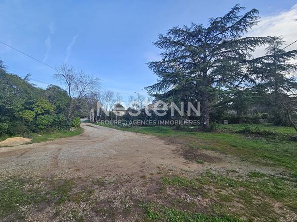 Terrain constructible de 700m2 proche centre ville de Saint Maximin la Sainte Baume