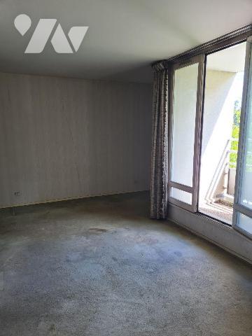 A 500m à pied de la gare de Lognes (RER A), à proximité des commerces, venez visiter ce studio ...