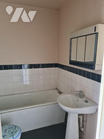 A 500m à pied de la gare de Lognes (RER A), à proximité des commerces, venez visiter ce studio ...