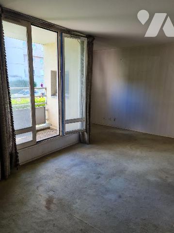 A 500m à pied de la gare de Lognes (RER A), à proximité des commerces, venez visiter ce studio ...