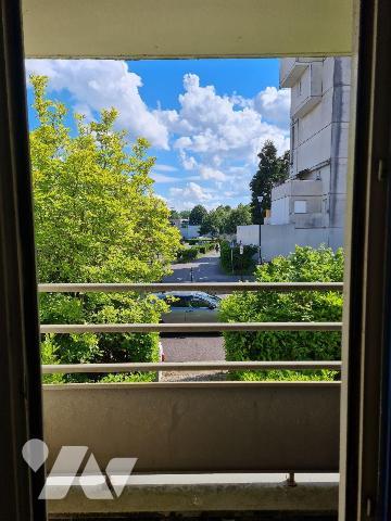 A 500m à pied de la gare de Lognes (RER A), à proximité des commerces, venez visiter ce studio ...