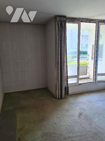 A 500m à pied de la gare de Lognes (RER A), à proximité des commerces, venez visiter ce studio ...