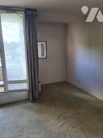 A 500m à pied de la gare de Lognes (RER A), à proximité des commerces, venez visiter ce studio ...