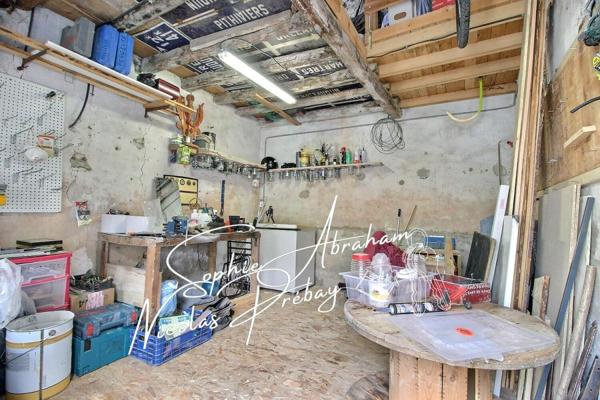 Maison en pierres avec cour close de murs et dépendances