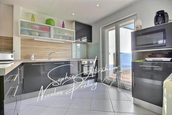 Maison en pierres avec cour close de murs et dépendances