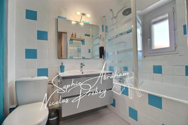 Maison en pierres avec cour close de murs et dépendances