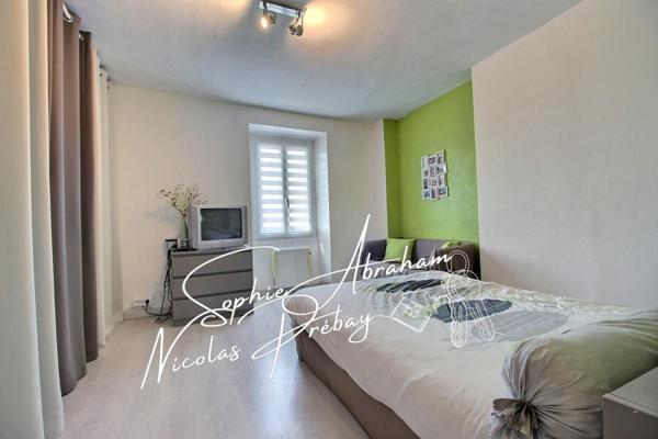 Maison en pierres avec cour close de murs et dépendances