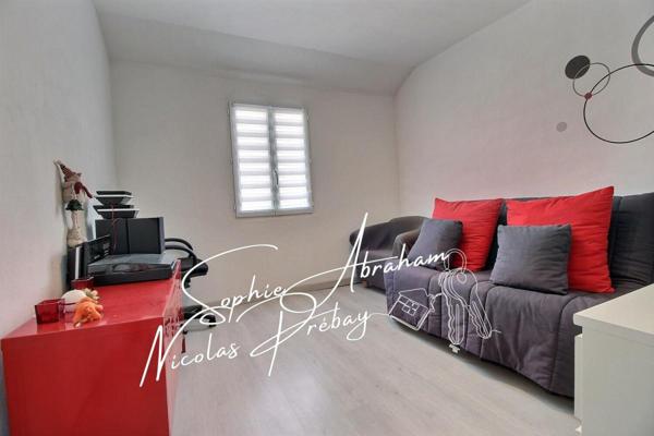 Maison en pierres avec cour close de murs et dépendances