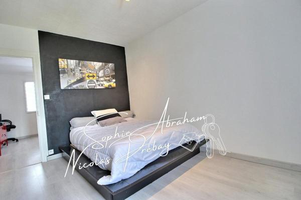 Maison en pierres avec cour close de murs et dépendances