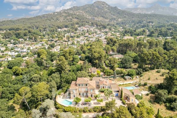 Grande bastide du XIXème siècle sur un domaine de 2,5 ha avec piscine et forêt de pins