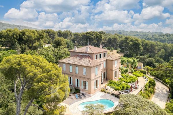 Grande bastide du XIXème siècle sur un domaine de 2,5 ha avec piscine et forêt de pins