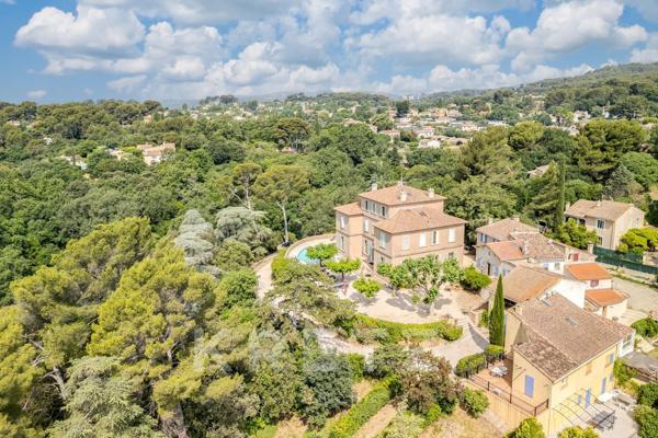 Grande bastide du XIXème siècle sur un domaine de 2,5 ha avec piscine et forêt de pins
