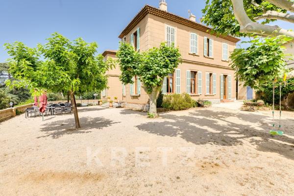Grande bastide du XIXème siècle sur un domaine de 2,5 ha avec piscine et forêt de pins