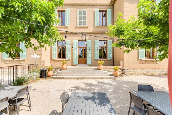 Grande bastide du XIXème siècle sur un domaine de 2,5 ha avec piscine et forêt de pins