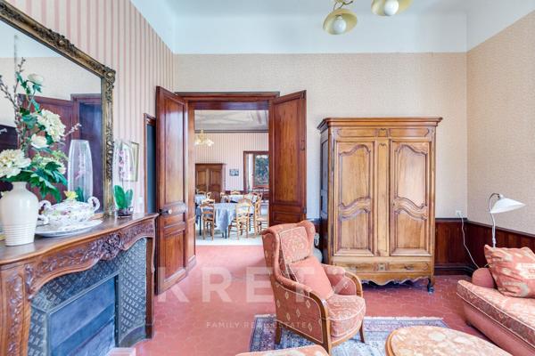 Grande bastide du XIXème siècle sur un domaine de 2,5 ha avec piscine et forêt de pins