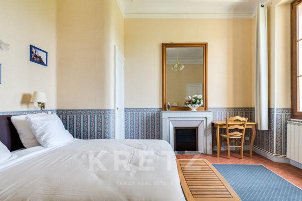 Grande bastide du XIXème siècle sur un domaine de 2,5 ha avec piscine et forêt de pins