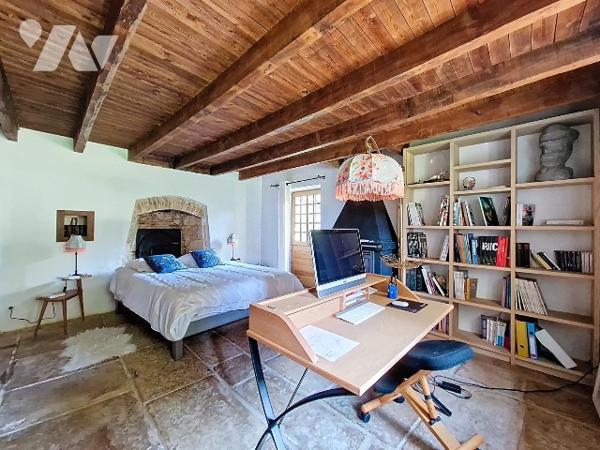 PROPRIETE ATYPIQUE SUR 6HA AU COEUR DU VALLON